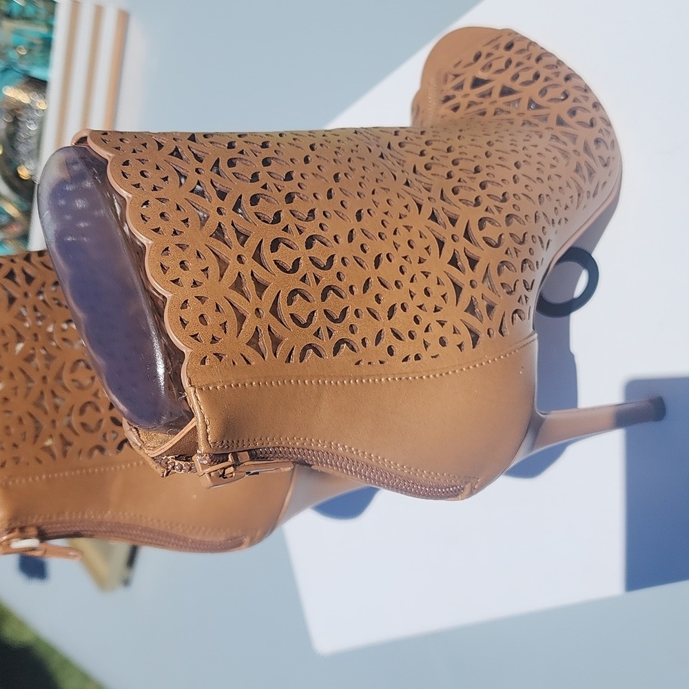 Heels - Picture 3 of 4